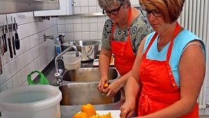 Die Mütter Petra Gohl-Kümpfbeck (hinten) und Sylvia Lange (vorne) kochen ehrenamtlich  acht- bis neunmal pro Jahr für die Schüler der Fritz-Leonhardt-Realschule. Foto: Julia Bosch