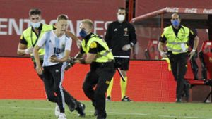 Flitzer stört Geisterspiel und will ein Foto mit Messi
