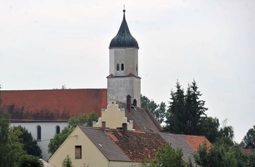Die Gebäude von Klosterzimmern sind im Nördlinger Ries zu sehen, wo die Glaubensgemeinschaft der «Zwölf Stämme» lebte. Foto: dpa