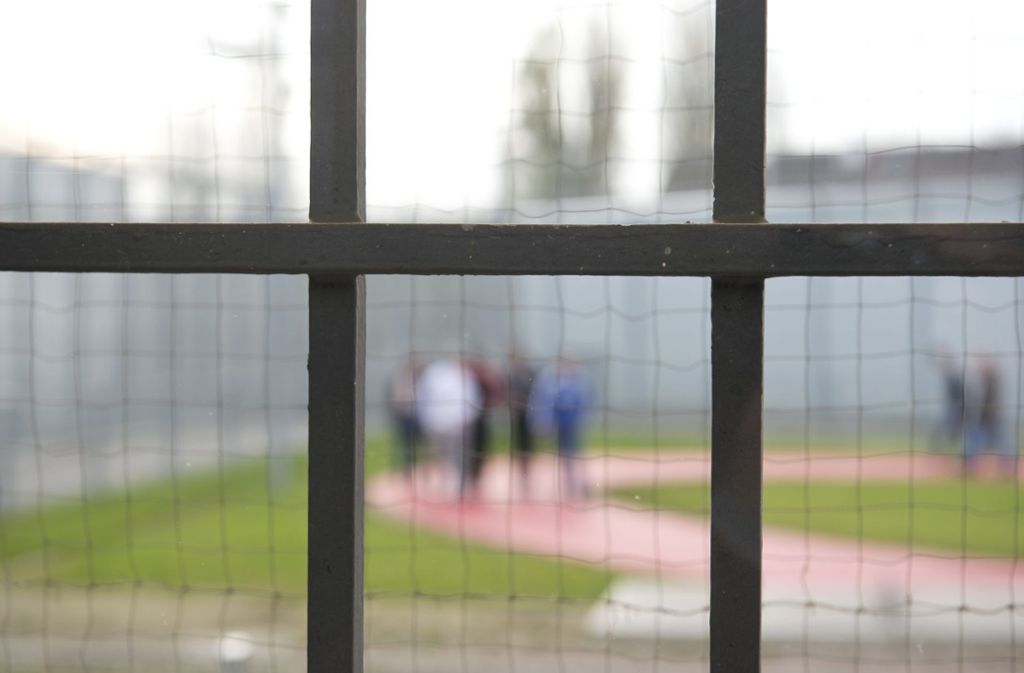 Der Häftling soll mit Drogen und Mobiltelefonen in der JVA Rottenburg gedealt haben. Doch er hatte Unterstützung (Symbolbild). Foto: dpa/Daniel Naupold