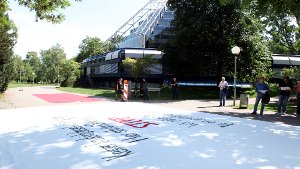 Vor dem Stuttgarter Planetarium haben die so genannten Parkschützer am Freitagvormittag ein riesiges Banner entrollt. Foto: Beytekin