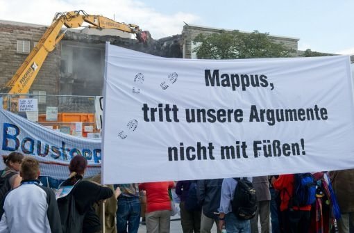Gegner von Stuttgart 21 haben vor dem Nordflügel des Hauptbahnhofs ein Transparent mit der Aufschrift Mappus, tritt unsere Argumente nicht mit Füßen in die Höhe gehalten. Der Ministerpräsident ist gegen einen sofortigen Baustopp. Foto: dpa