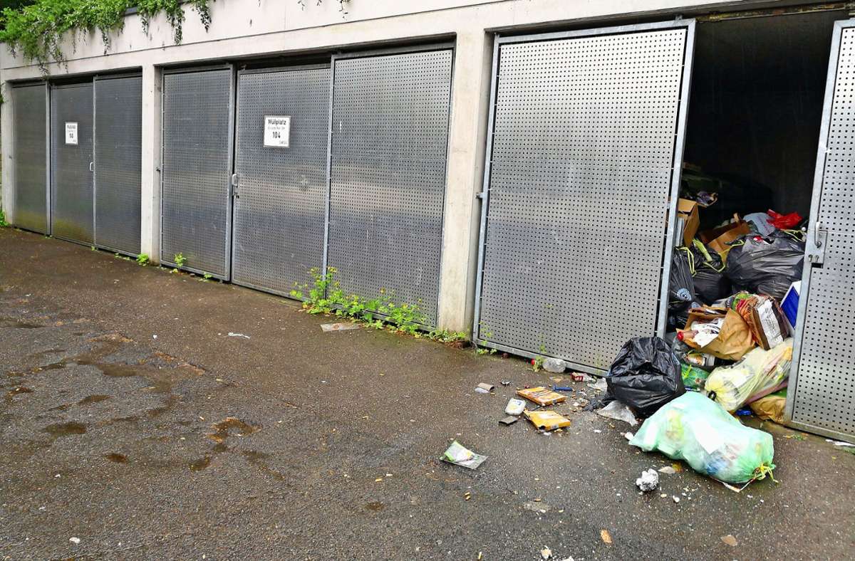 Die Müllentsorgung ist ein Problem, das offenbar einige wenige Bewohner der Unterkunft in Stuttgart-Birkach  verursachen. Foto: privat