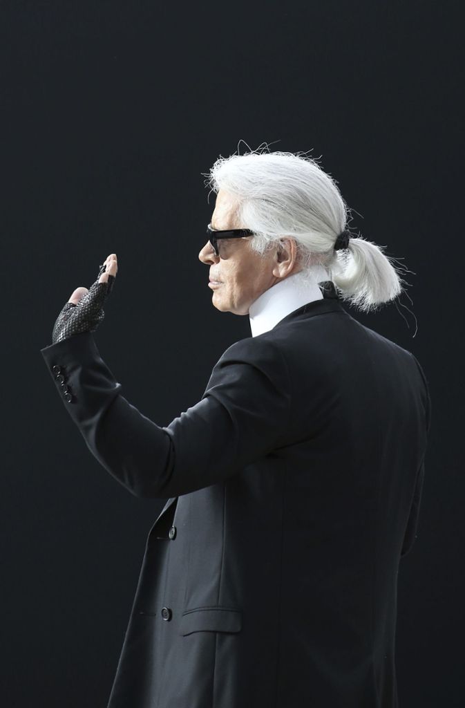 Anders als Coco Chanel oder Yves Saint Laurent hat Lagerfeld der Welt keinen Klassiker hinterlassen: kein kleines Schwarzes, keinen Smoking für Frauen. Er war kein Revolutionär der Mode, eher ein Modernisierer. Am Ende war Karl Lagerfelds größter Entwurf er selbst.