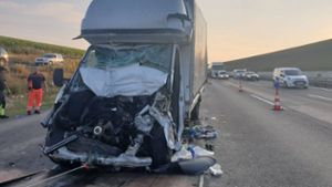 Fahrer auf Autobahn tödlich verletzt