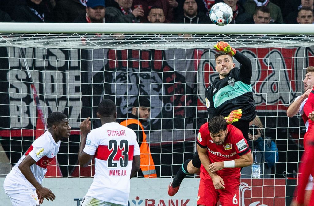 Ziemlich bösartig geht die „Bild“ mit dem VfB ins Gericht: „Stuttgart faustet sich raus. Der Stuttgart-Torwart patzt sein Team aus dem Pokal. Fabian Bredlow (Mi.) sorgt mit zwei Fehlern für eine bittere 1:2-Pleite des Zweitligisten in Leverkusen.