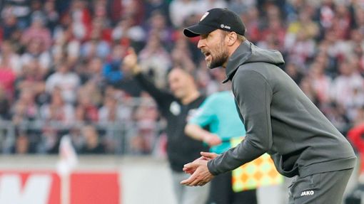 Der VfB-Trainer Sebastian Hoeneß treibt seine Mannschaft weiter an. Foto: Baumann/Volker Müller