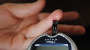 Mehrmals am Tag messen Diabetiker ihren Blutzucker – für viele wird das auch zu einer seelischen Belastung Foto: dpa