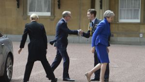 Die britische Premierministerin Theresa May kommt gemeinsam mit ihrem Ehemann am Buckingham Palace an. Foto: POOL PA/AP
