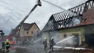Löscharbeiten am Bauernhaus – vom Dach ist kaum was übrig. Foto: 7aktuell.de/Alexander Hald/7aktuell.de | Alexander Hald