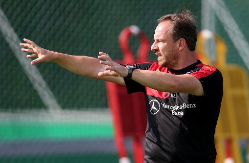 Im Trainingslager des VfB Stuttgart in St. Gallen gibt Trainer Alexander Zorniger nicht nur taktische Anweisungen. Foto: Pressefoto Baumann