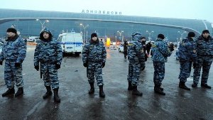 Soldaten vor dem Moskauer Flughafen (Archivbild): Bei einer Explosion hat es am Montagnachmittag Tote und Verletzte gegeben. Foto: dpa