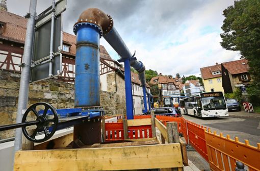 Damit die Arbeiter unter Tage  trocken bleiben,  wird der Geiselbach in diese blaue Pipeline umgeleitet. Foto: Ines Rudel