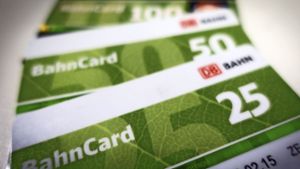 Auch Bahnkunden mit einer BahnCard 50 bekommen jetzt dauerhaft einen Rabatt auf Sparpreise im Fernverkehr. (Archivfoto) Foto: dpa