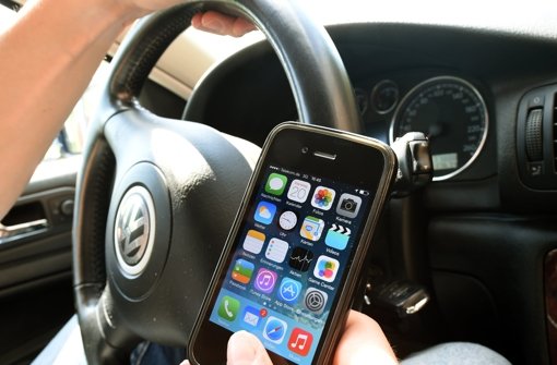 Aktuellen Studien zufolge ist der Anstieg der tödlichen Unfälle im Straßenverkehr auf die Ablenkung durch Smartphones zurückzuführen. Foto: dpa