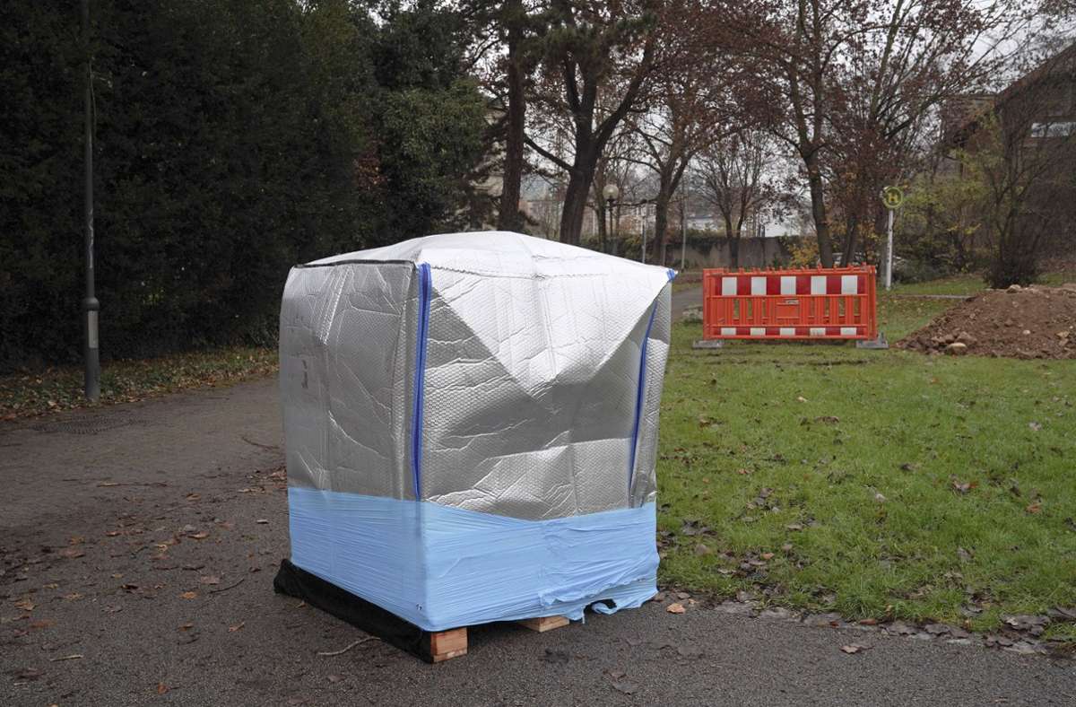 Sperrgut Gut verpackt in Thermofolie ist der Eisblock im Park hinter der Villa Merkel in Esslingen angekommen.