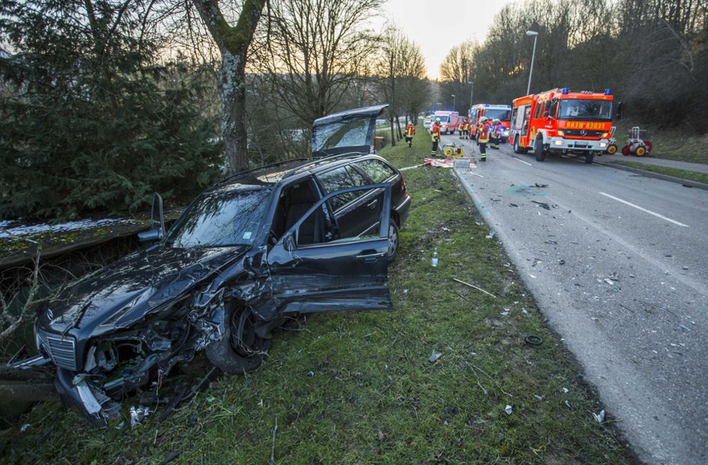 Die Mercedes-Fahrerin, die mit dem BMW zusammengeprallt war, wurde nach derzeitigen Informationen leicht verletzt.