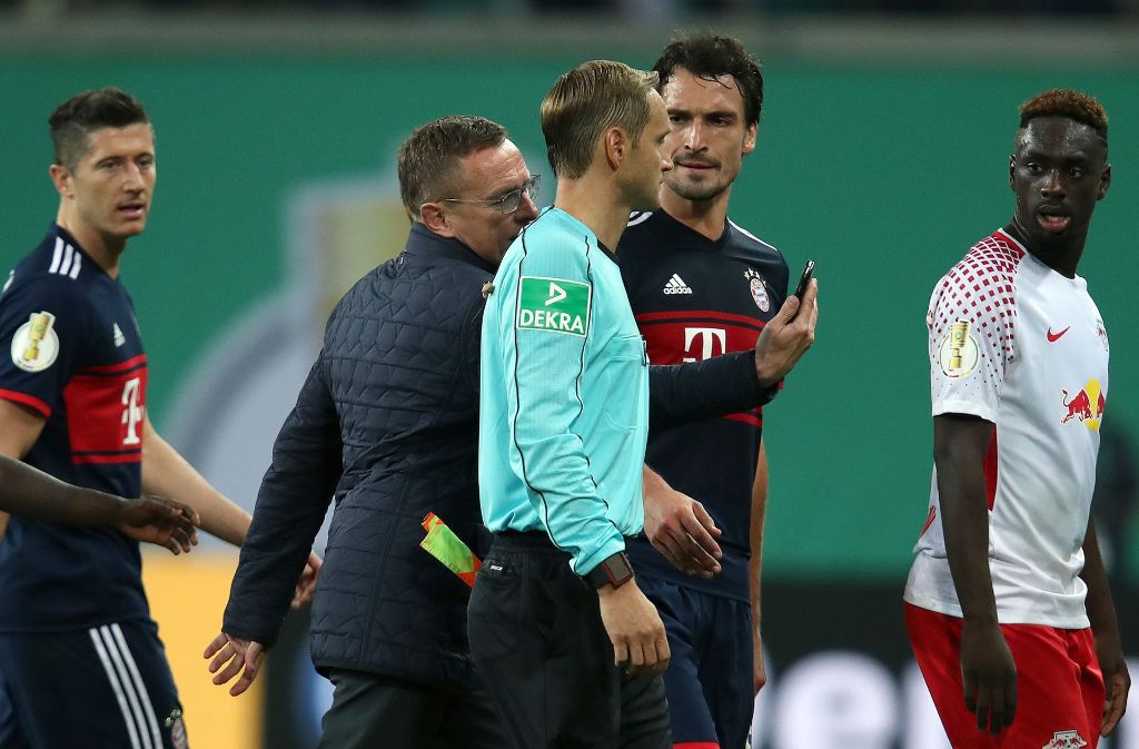 Ralf Rangnicks Platzsturm beim Spiel seiner Leipziger gegen Bayern löste Kritik aus.