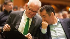 Baden-Württembergs Ministerpräsident Winfried Kretschmann (links) und Grünen-Bundesvorsitzender Cem Özdemir auf dem Parteitag in Reutlingen Foto: dpa