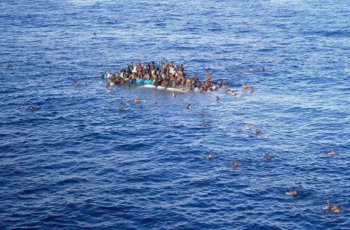 Flüchtlinge in einem gekenterten Boot kurz vor der Rettung. Foto: Opielok Offshore Carriers