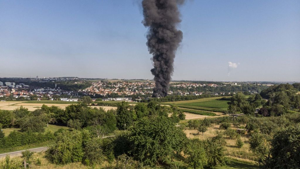 Großbrand in Aldingen im Kreis Ludwigsburg: Fahrzeughalle mit 100 Schrottautos brennt nieder