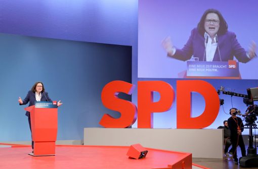 Alleine auf der großen Bühne: Die spätere SPD-Vorsitzende Foto: dpa/Oliver Berg