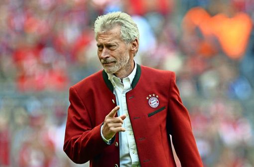 Paul Breitner in der roten Trachtenjacke, die alle FC-Bayern-Legenden geschenkt bekommen. Foto: dpa