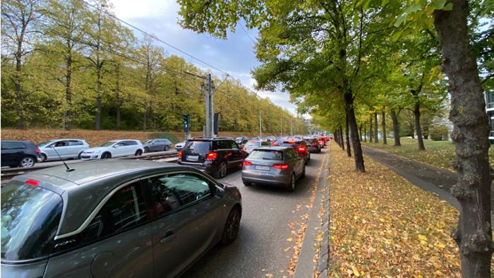 Verkehr in Stuttgart: Lange Staus wegen gesperrter Brücke