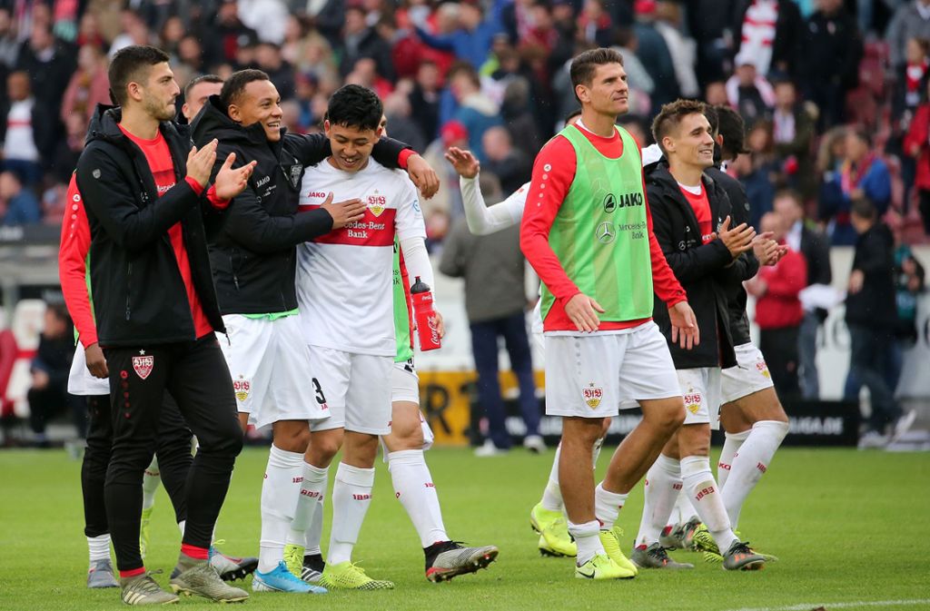 Wataru Endo (Mitte, wird von Roberto Massimo beglückwünscht) kam zu seinem ersten Einsatz für den VfB.