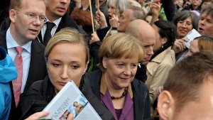 Bundeskanzlerin Angela Merkel (CDU) steht zum umstrittenen Bahnprojekt Stuttgart 21, pocht aber auf Klarheit über die Finanzierung. Hier die Fotos von ihrem Besuch in Stuttgart im Oktober 2012: Foto: dpa