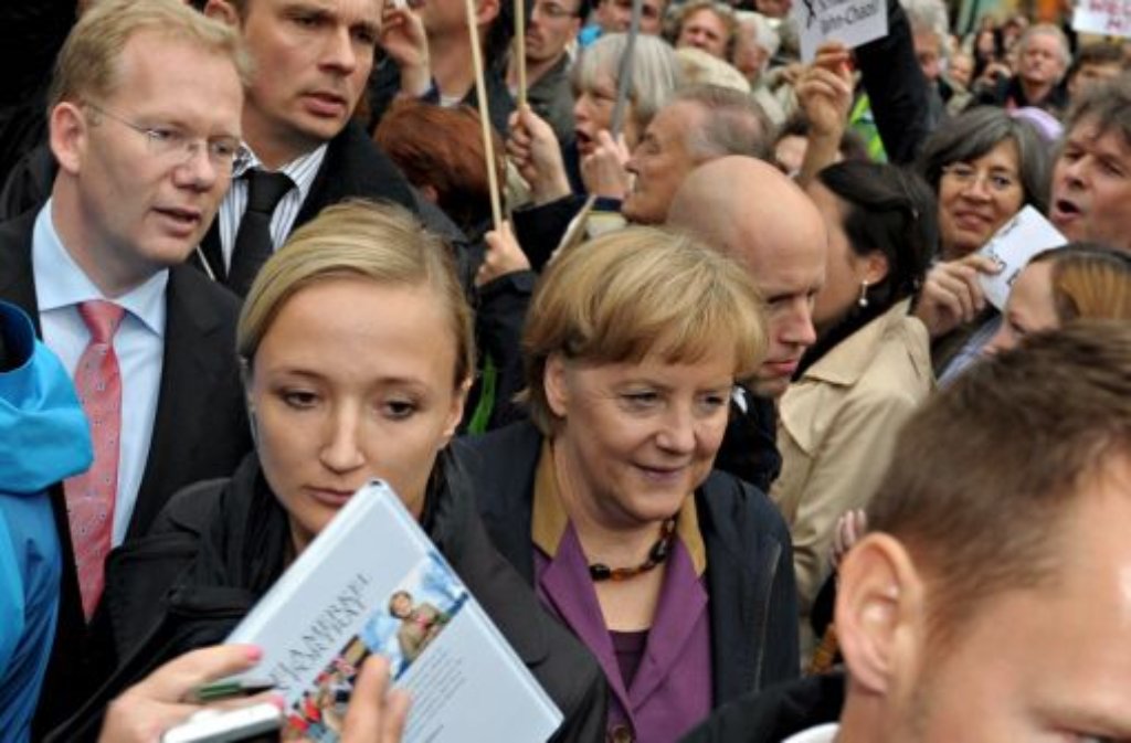 Bundeskanzlerin Angela Merkel (CDU) steht zum umstrittenen Bahnprojekt Stuttgart 21, pocht aber auf Klarheit über die Finanzierung. Hier die Fotos von ihrem Besuch in Stuttgart im Oktober 2012: