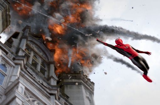 Er schwingt wieder: Tom Holland als Superheld Spider-Man, der seinen Augen nicht mehr trauen kann Foto: Verleih