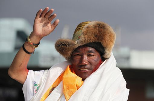 Rita, Sherpa aus Nepal, winkt bei seiner Ankunft. Foto: dpa