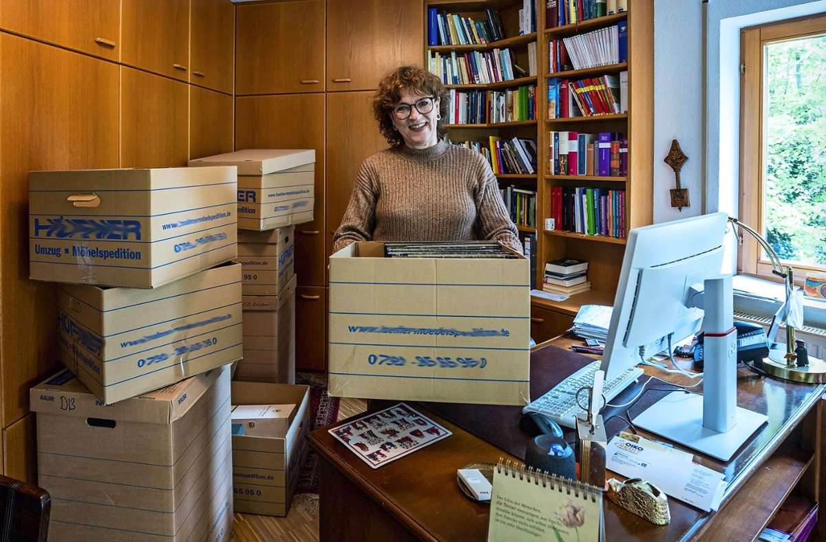 Im Donzdorfer Pfarrbüro hat Kathinka Kaden einen Teil ihrer Kartons abgestellt, die nun nach Stuttgart kommen. Foto: Giacinto Carlucci
