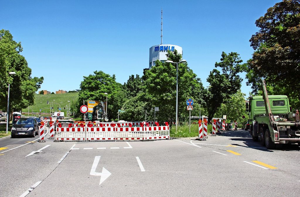 Die Fahrbahn der Stresemannstraße  in Richtung Pragsattelkreuzung ist auf Höhe der Bushaltestelle derzeit gesperrt. Die Umleitung erfolgt über die Bushaltestelle. Foto: Georg Friedel