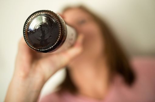 Jeder zehnte Beschäftigte hat ein Alkoholproblem. Foto: picture alliance /