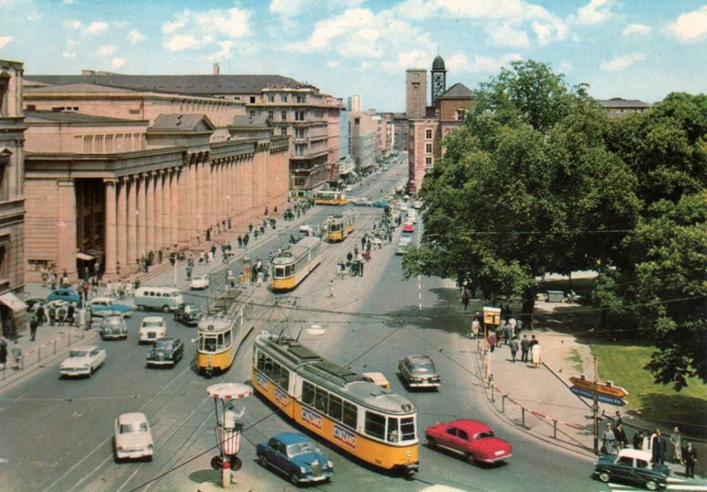 2: Postkarten aus den 1960ern: Noch teilen sich Straßenbahnen, Autos und Fußgänger die Königstraße – ein Polizist regelt aus erhöhter Position den Verkehr