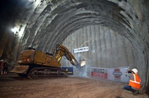 Erstes Licht am Ende des Tunnels: Mit einem Bagger werden die letzten Barrieren zwischen dem Fildertunnel und der Innenstadt beseitigt. Foto: dpa/Sebastian Gollnow