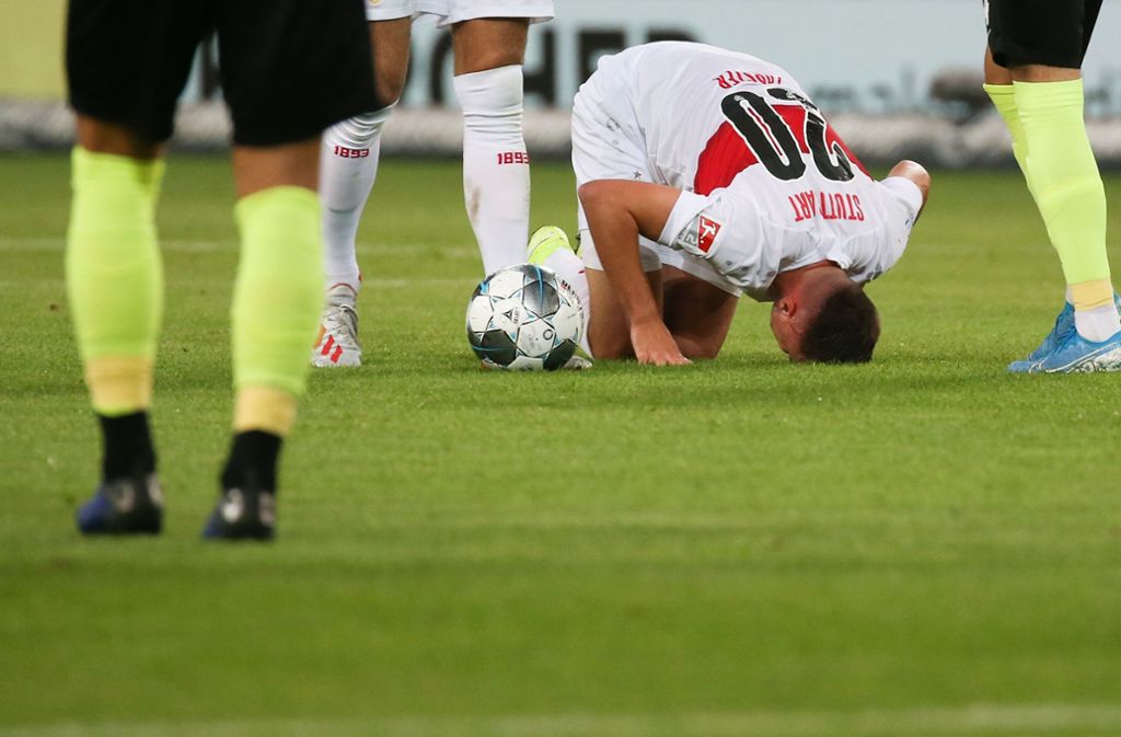 Philipp Förster möchte nach der Niederlage seinen Kopf am liebsten tief in den Rasen stecken.