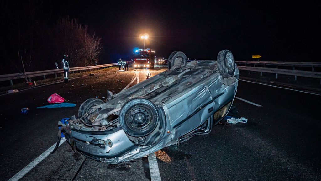 B27 zwischen Degerloch und Möhringen: Auto überschlägt sich bei Unfall – Polizeihubschrauber im Einsatz