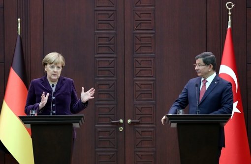 Angela Merkel in der Türkei bei einer gemeinsamen Pressekonferenz mit dem türkischen Ministerpräsidenten Ahmet Davutoglu Foto: dpa