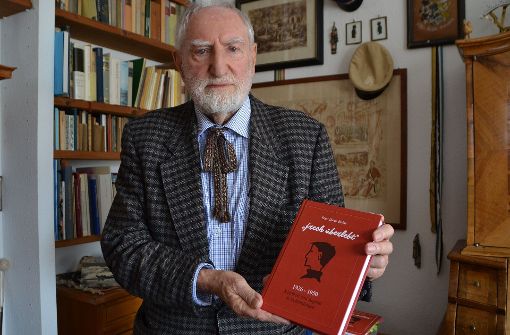 Hans Huber mit seinem neu erschienenen Buch. Foto: Fatma Tetik