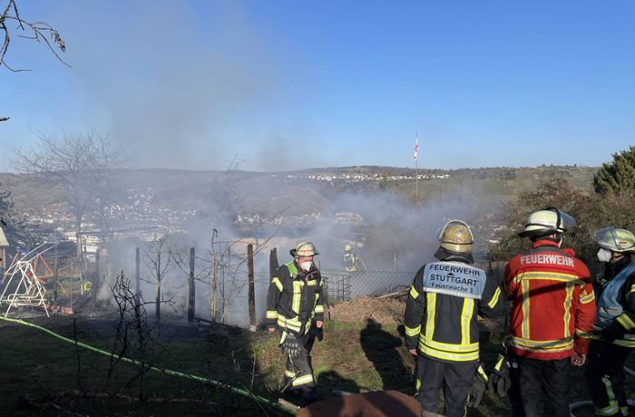 Brand einer Gartenhütte in Hedelfingen: Feuerwehrmann bei Löscharbeiten leicht verletzt