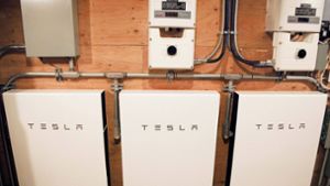 Batteriespeicher erhöhen die Autarkie von Haushalten, die selbst Strom erzeugen. Auch der amerikanische E-Autohersteller Tesla hat welche im Programm. Foto: imago/ZUMA Press/Andrew Francis Wallace
