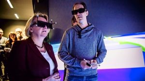 Forschungsministerin Theresia Bauer testet mit der 3-D-Brille das Visualisierungszentrum Foto: Lichtgut/Max Kovalenko