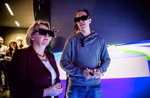 Forschungsministerin Theresia Bauer testet mit der 3-D-Brille das Visualisierungszentrum Foto: Lichtgut/Max Kovalenko