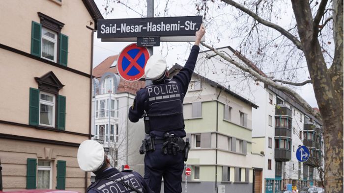 Aktivisten überkleben Straßenschilder mit Namen der Hanau-Opfer