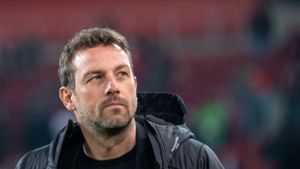 VfB-Trainer Markus Weinzierl ärgert sich über den späten Ausgleich der Freiburger. Foto: dpa