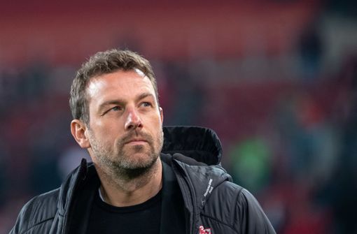 VfB-Trainer Markus Weinzierl ärgert sich über den späten Ausgleich der Freiburger. Foto: dpa