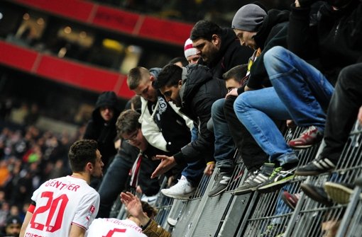 Krisengespräch mit den nach Frankfurt mitgereisten VfB-Fans Foto: dpa